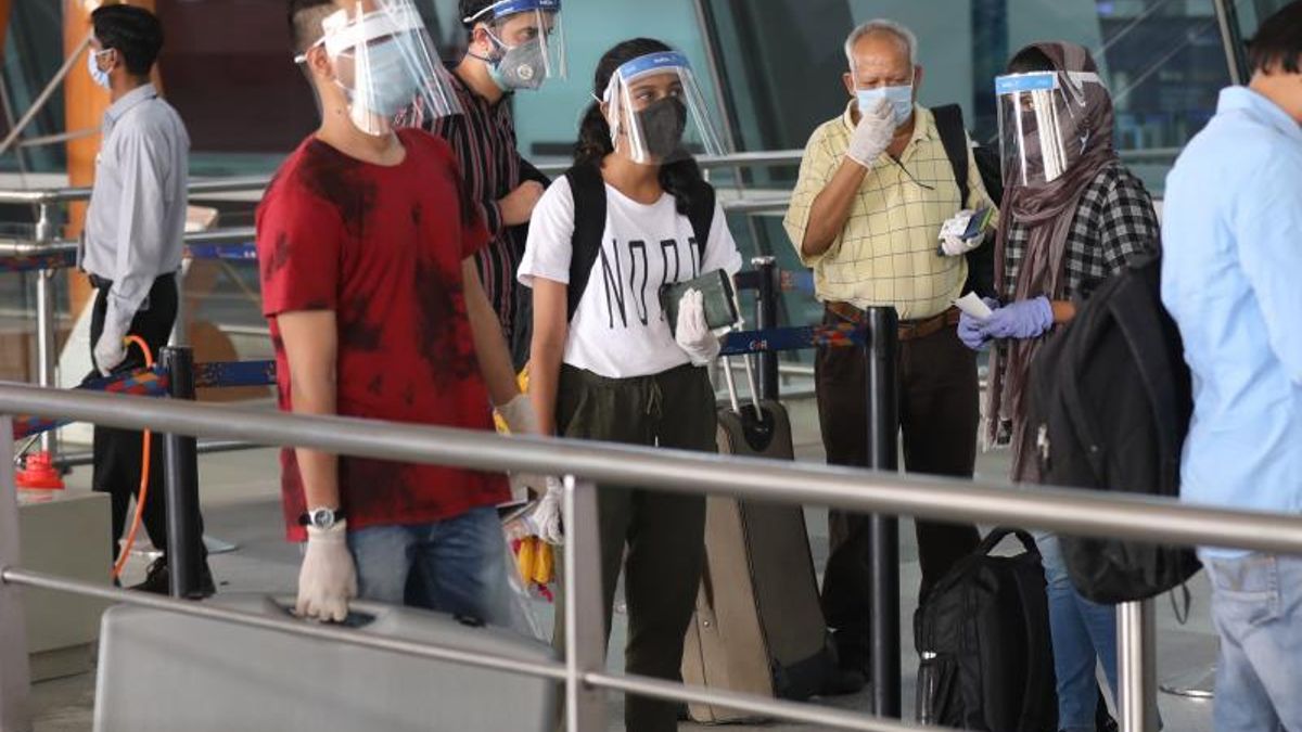 Pasajeros procedentes de un vuelo de India, en un aeropuerto