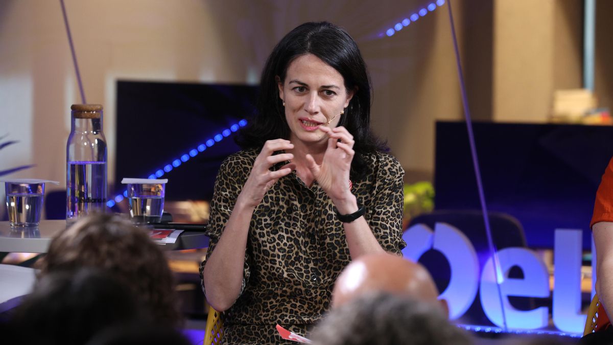 La periodista Delia Rodríguez durante la presentación de la revista.