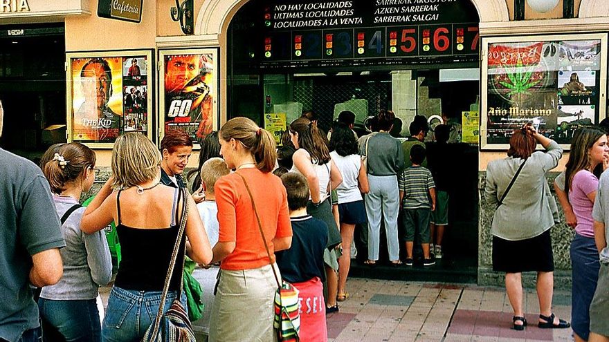 Colas en la entrada del Cine Guridi