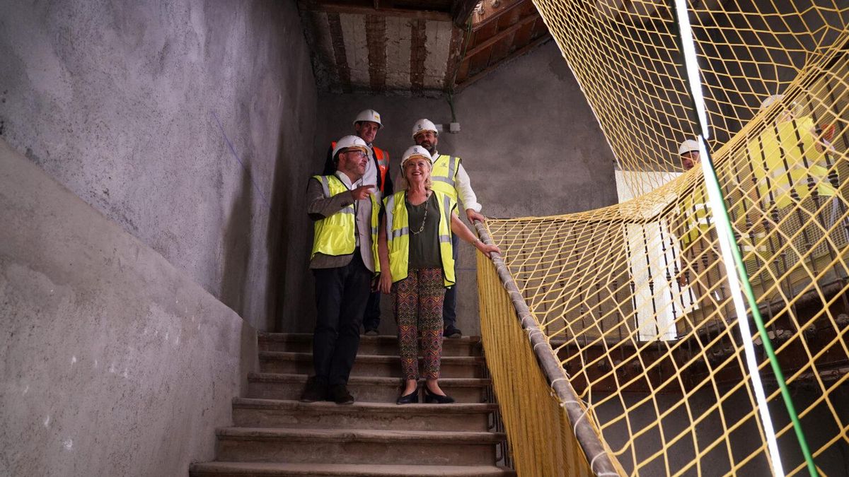 Varios concejales municipales visitan las obras en el Palacio de la Duquesa de Sueca