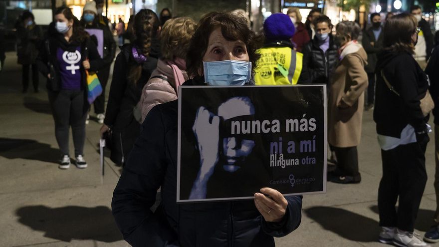 Cartel en el que se puede leer 'Nunca más, ni a mí ni a ninguna otra'.