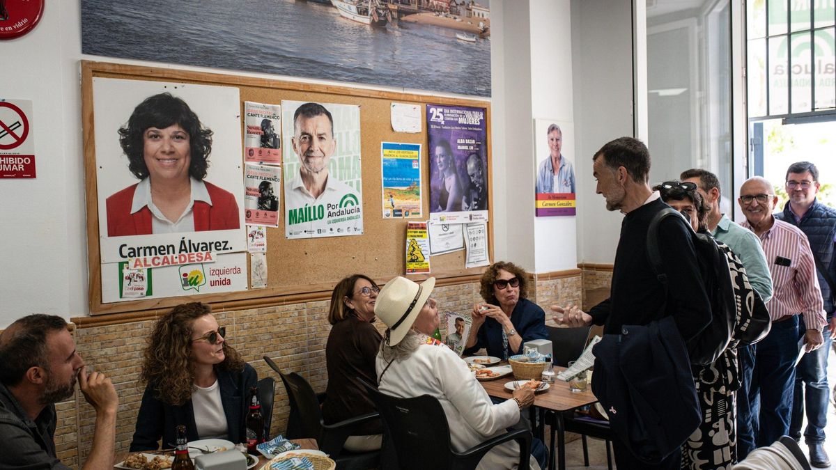 Maíllo entra en el bar del PCE en Sanlúcar de Barrameda, Cádiz, el pasado viernes.