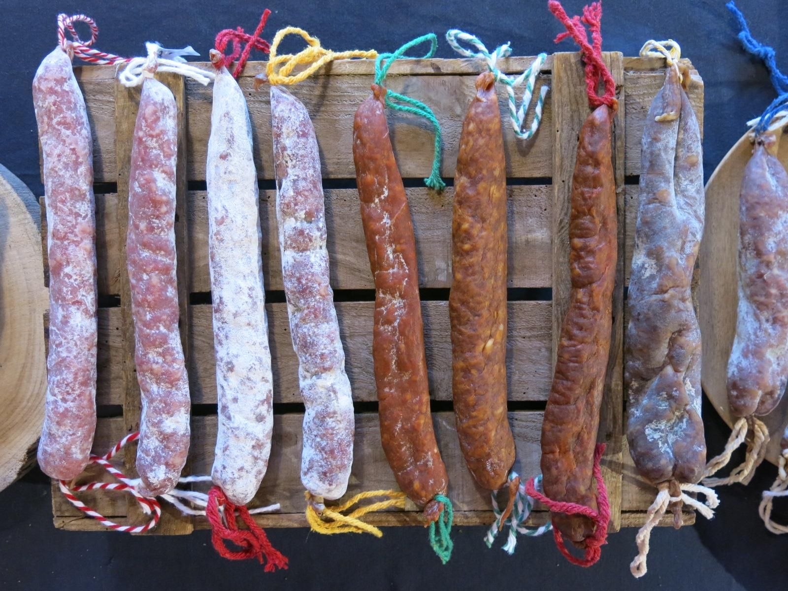 Diversos tipus d'embotit elaborats a la Garrotxa