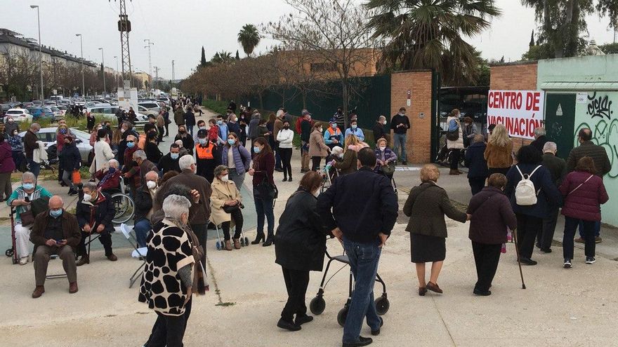 Un bulo que animaba a mayores de 80 años a acudir sin cita colapsa un centro de vacunación de Sevilla