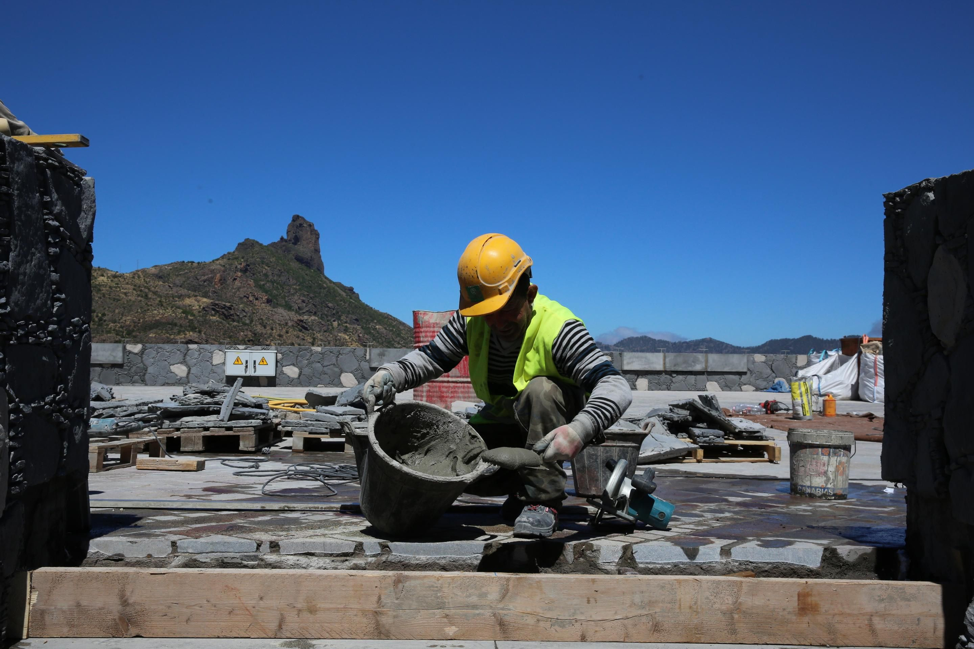 Obrero trabajando en la zona de aparcamientos de Tejeda (Alejandro Ramos).