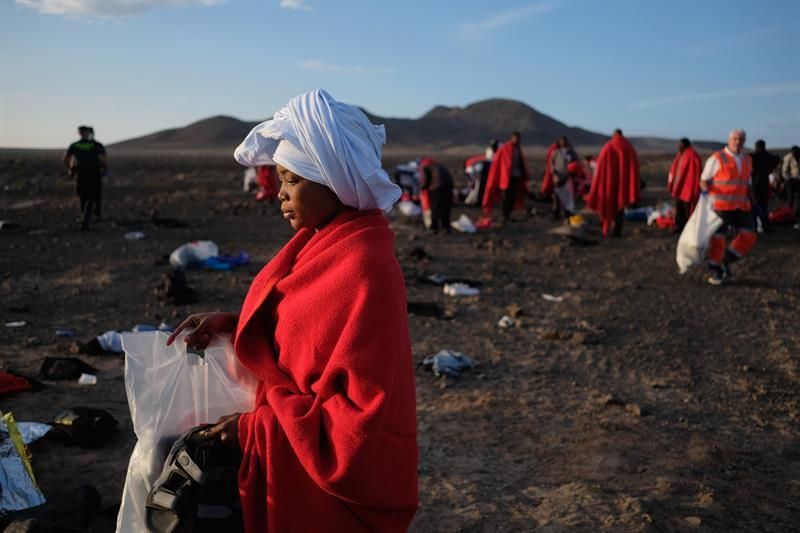 Una patera con 39 personas a bordo llega a la punta de Jandía, en el municipio de Pájara. EFE/Carlos de Saá
