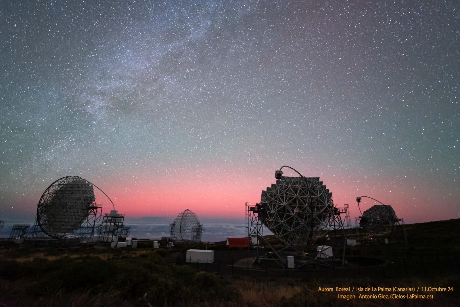 El horizonte en La Palma  tenido rosa  por una aurora boreal. Imagen captada durante la pasada madrugada de este viernes, 11 de octubre, por Antonio González  (Cielos-LaPalma.es).