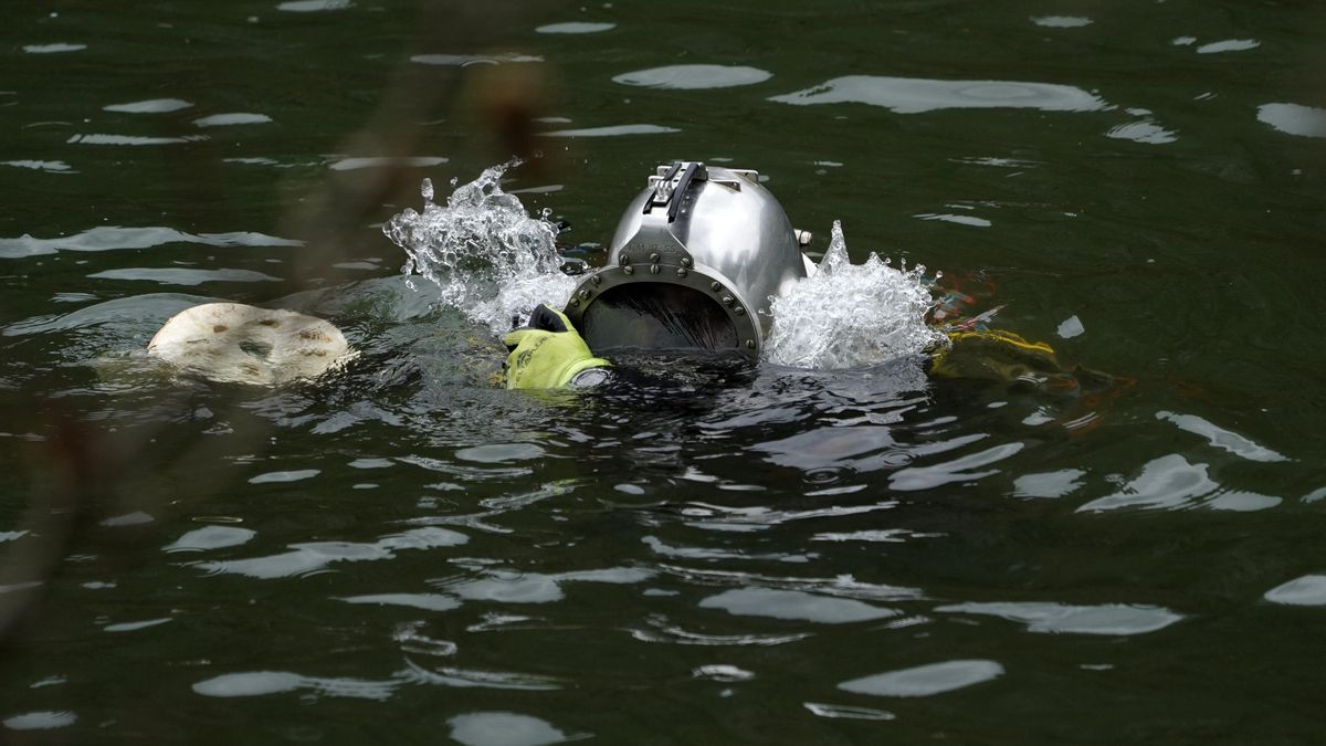 Uno de los buzos que participó en las operaciones de reflotamiento del helicóptero siniestrado.