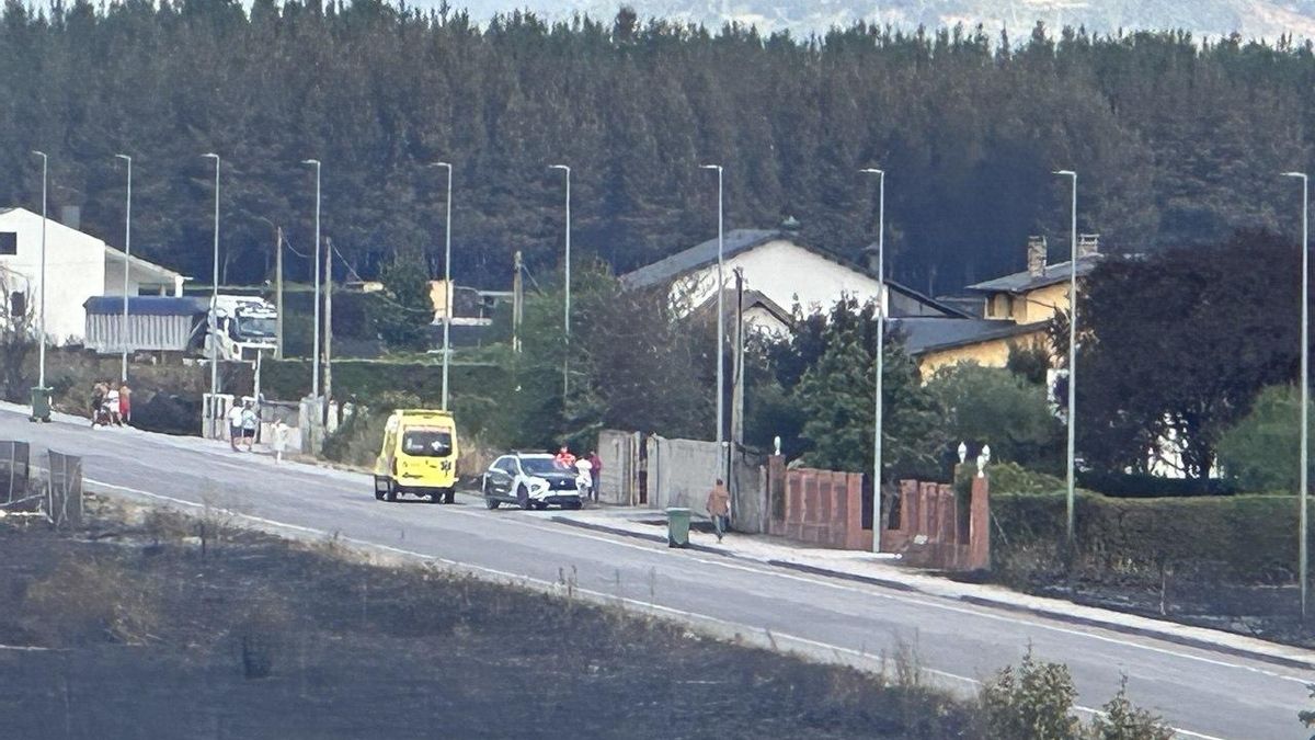 Una ambulancia y una patrulla de la Guardia Civil en el incendio provocado de Villaverde de los Cestos, El Bierzo.