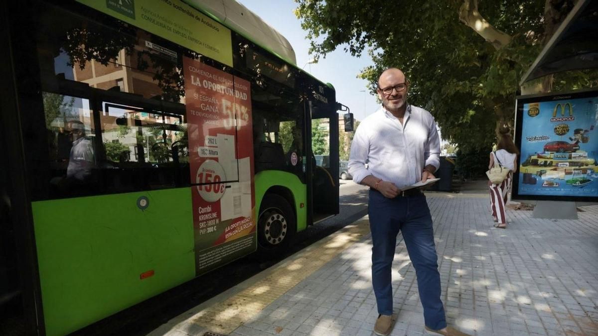 Bernardo Jordano, en una parada de autobús.