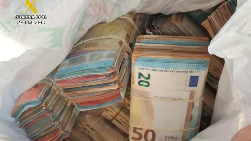 Un exceso de velocidad en Plasencia lleva a descubrirles 380.000 euros metidos en bolsas