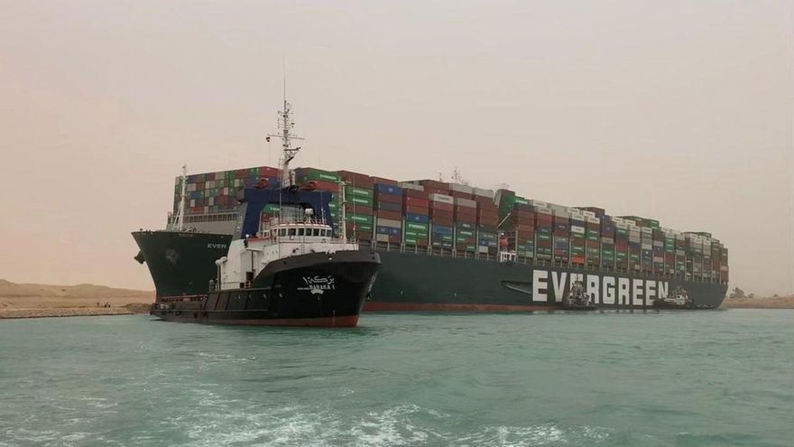 El cierre del tráfico marítimo en el canal de Suez abre una oportunidad temporal para los puertos canarios