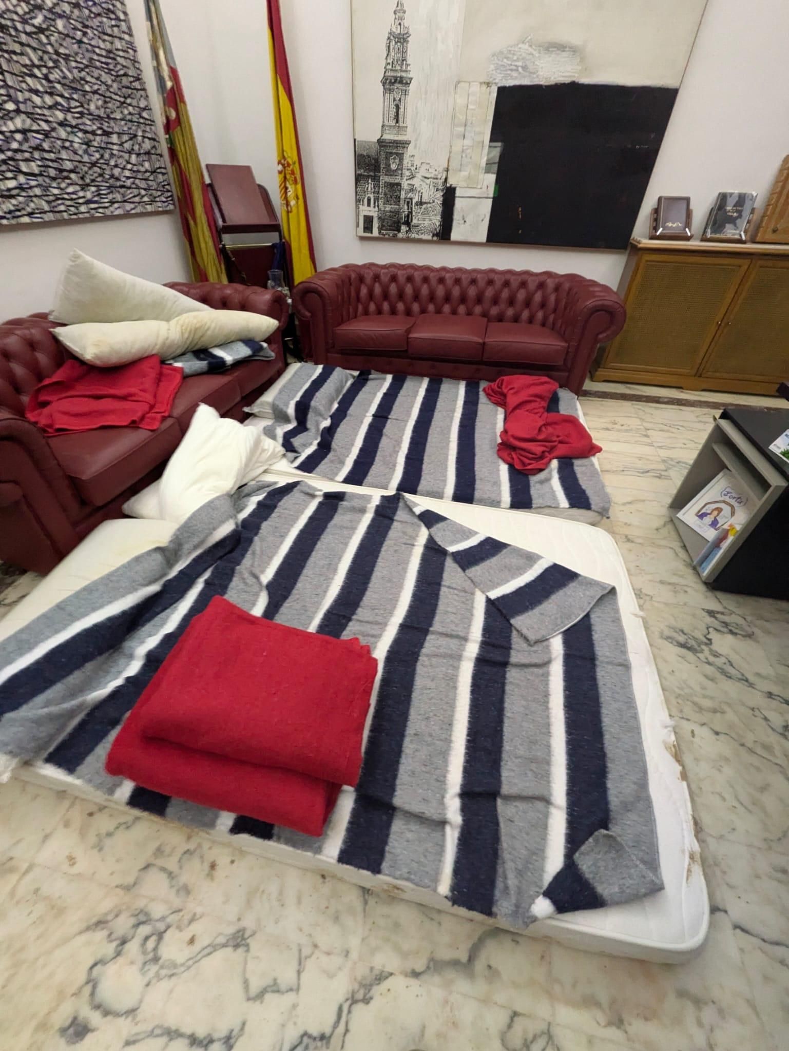 La alcaldesa montó un dormitorio improvisado en su despacho para las semanas posteriores a la tragedia.