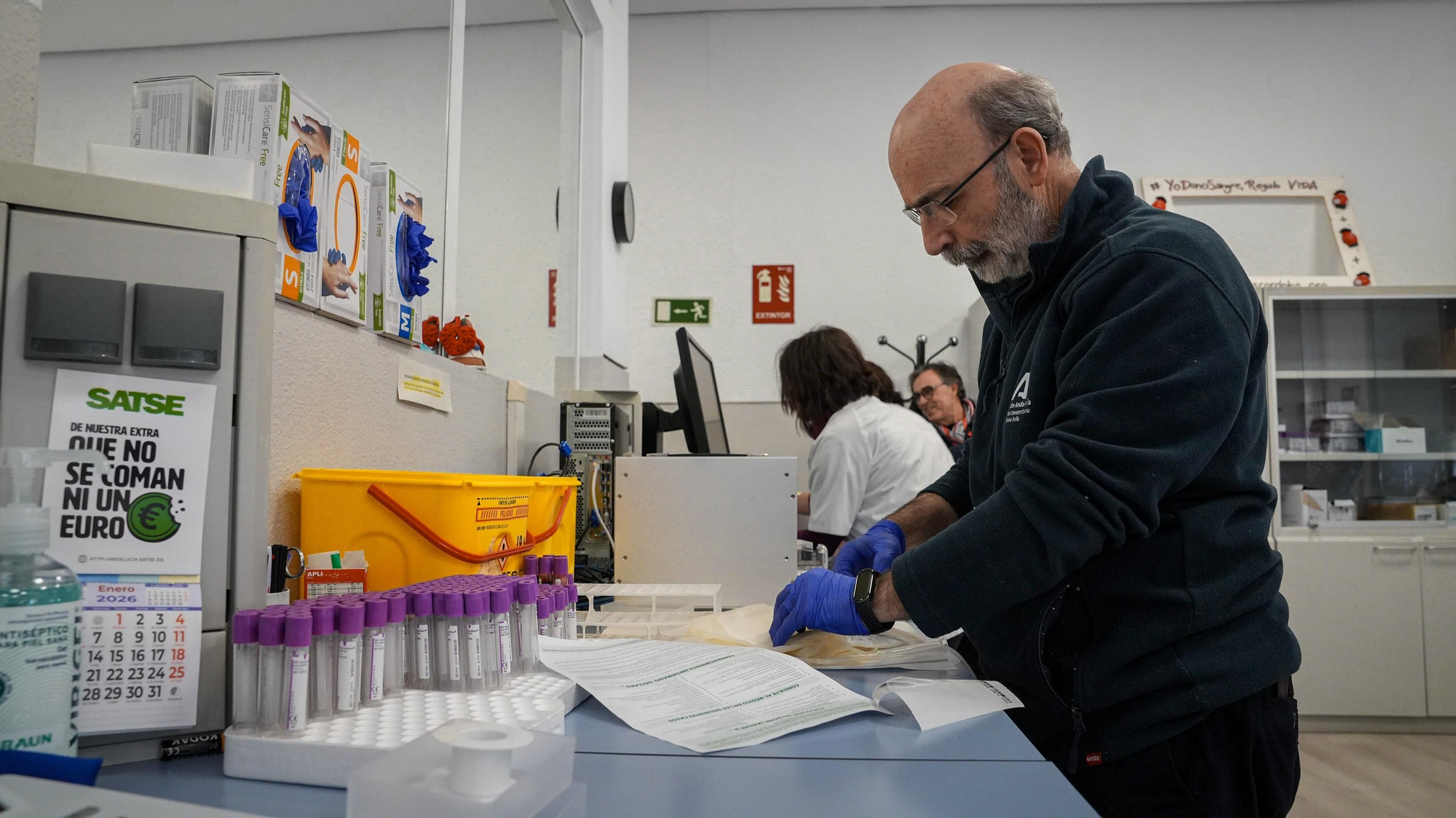 Donantes de sangre acuden al Centro de Transfusión, Tejidos y Células de Córdoba