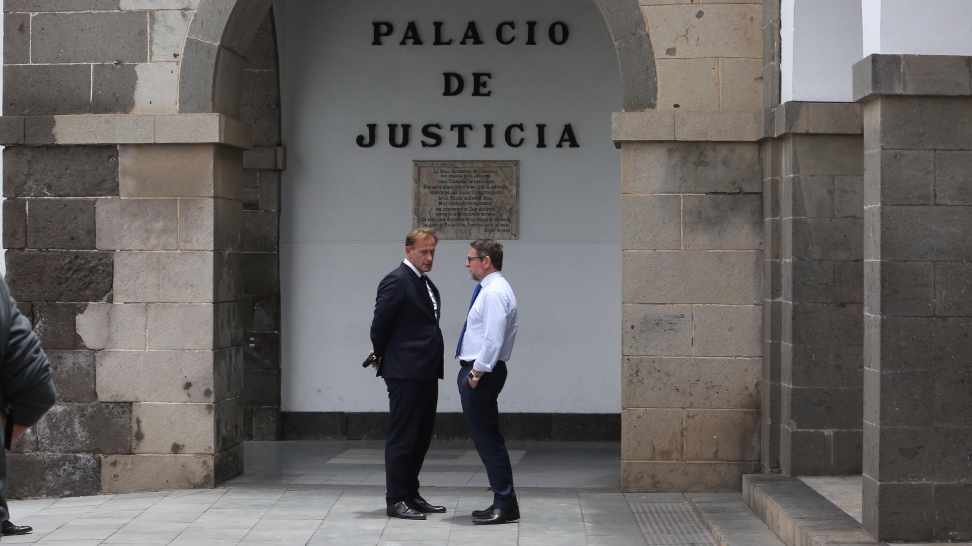 Salvador Alba conversa durante un receso del juicio. (Alejandro Ramos).