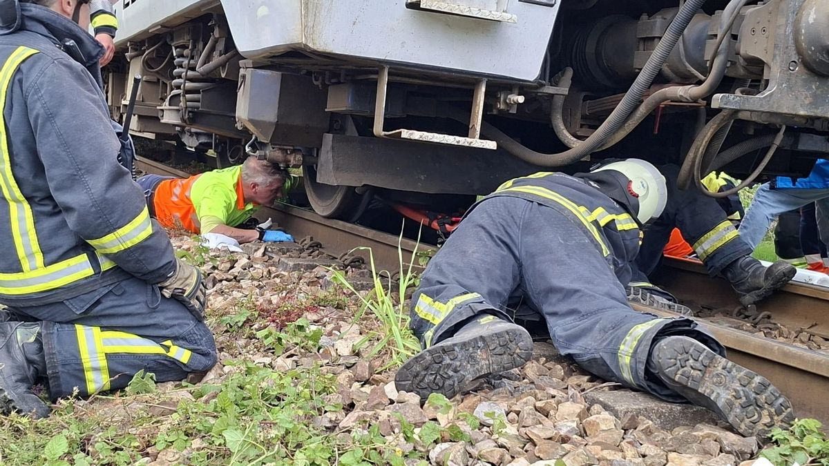 Un herido grave en Asturias al ser arrollado por un tren en un paso a nivel  y quedar atrapado por una pierna