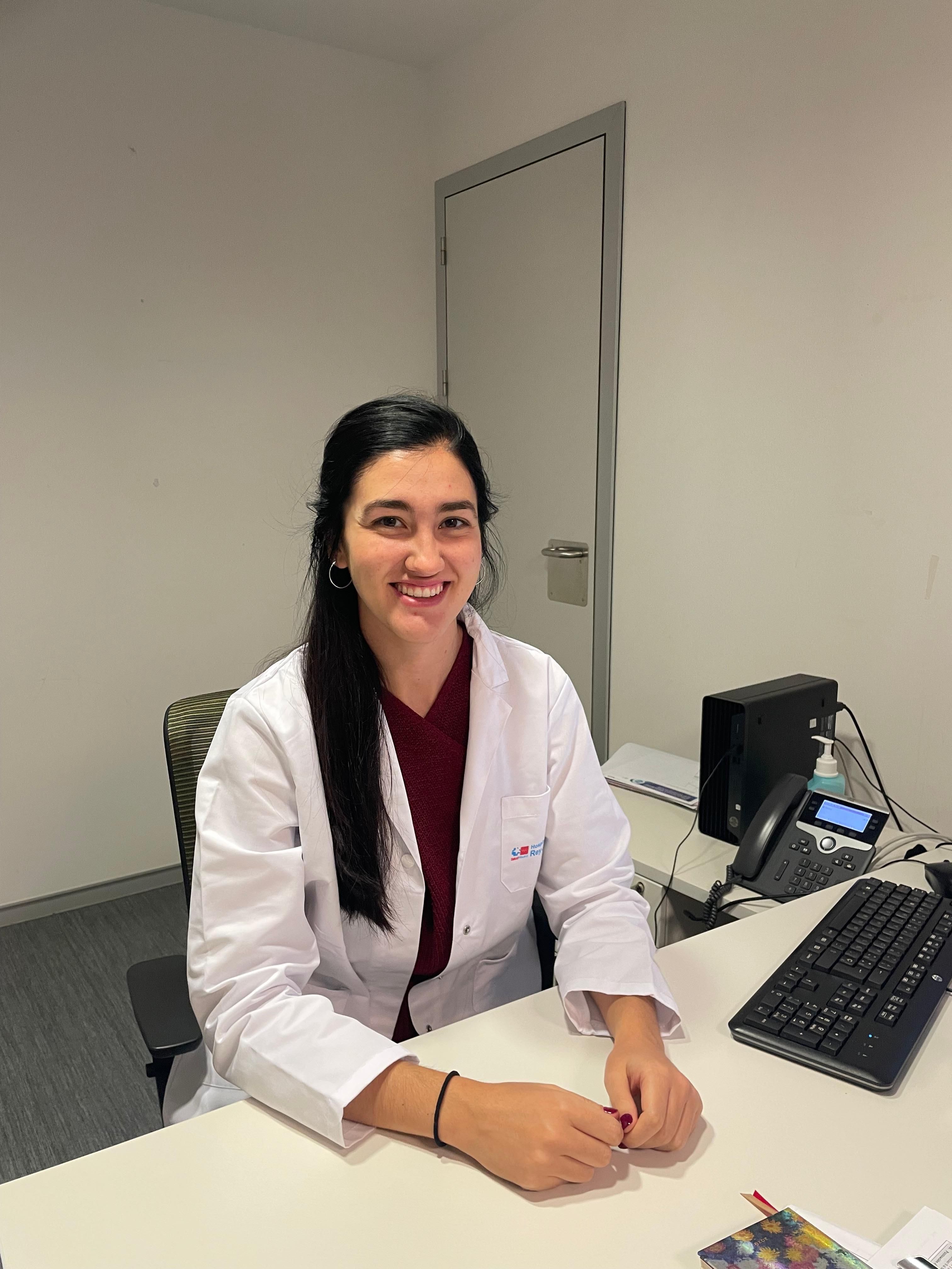 Laura González, psicóloga de un hospital público de Madrid y una de las jóvenes que recibió la beca de la Fundación Dádoris