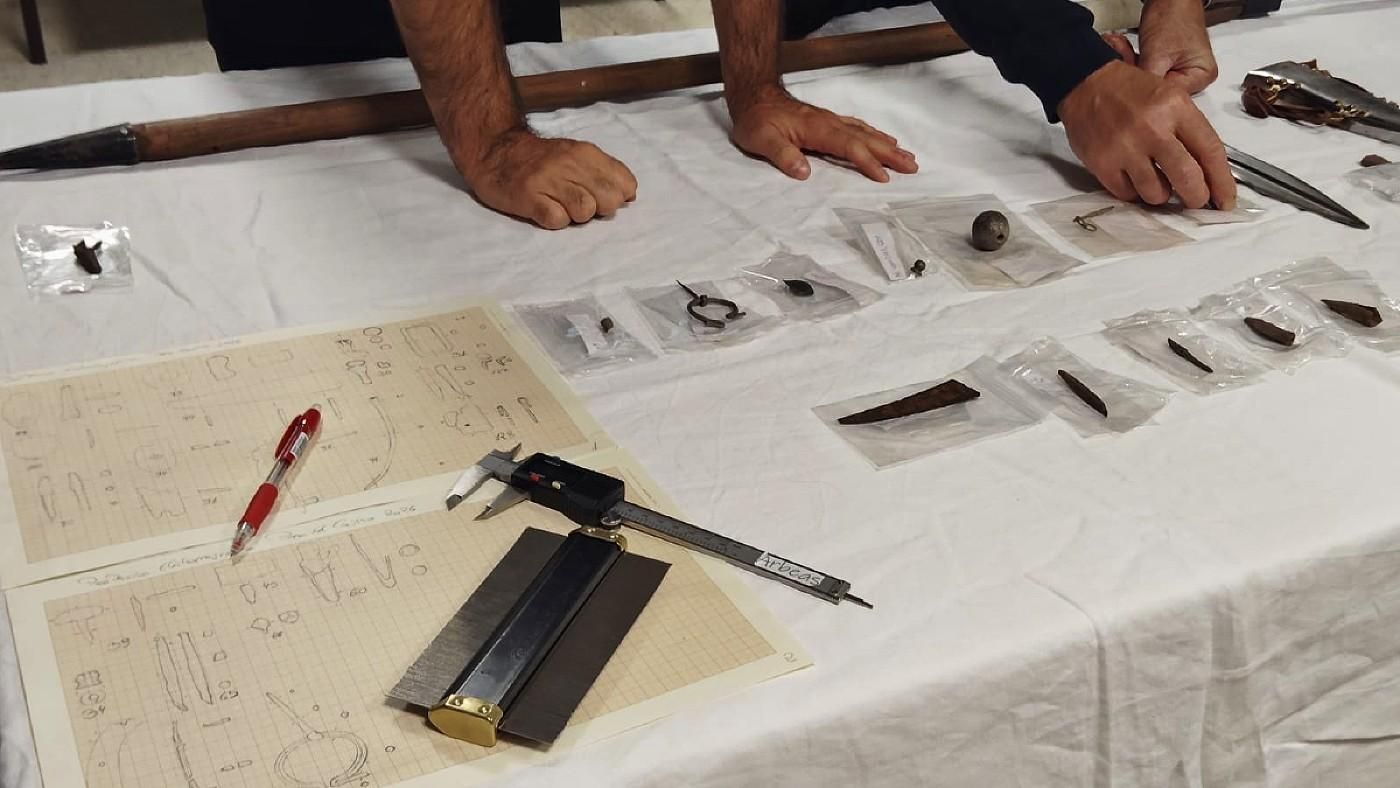 Muestra de materiales encontrados en las excavaciones de La Peña del Castro en 2026.