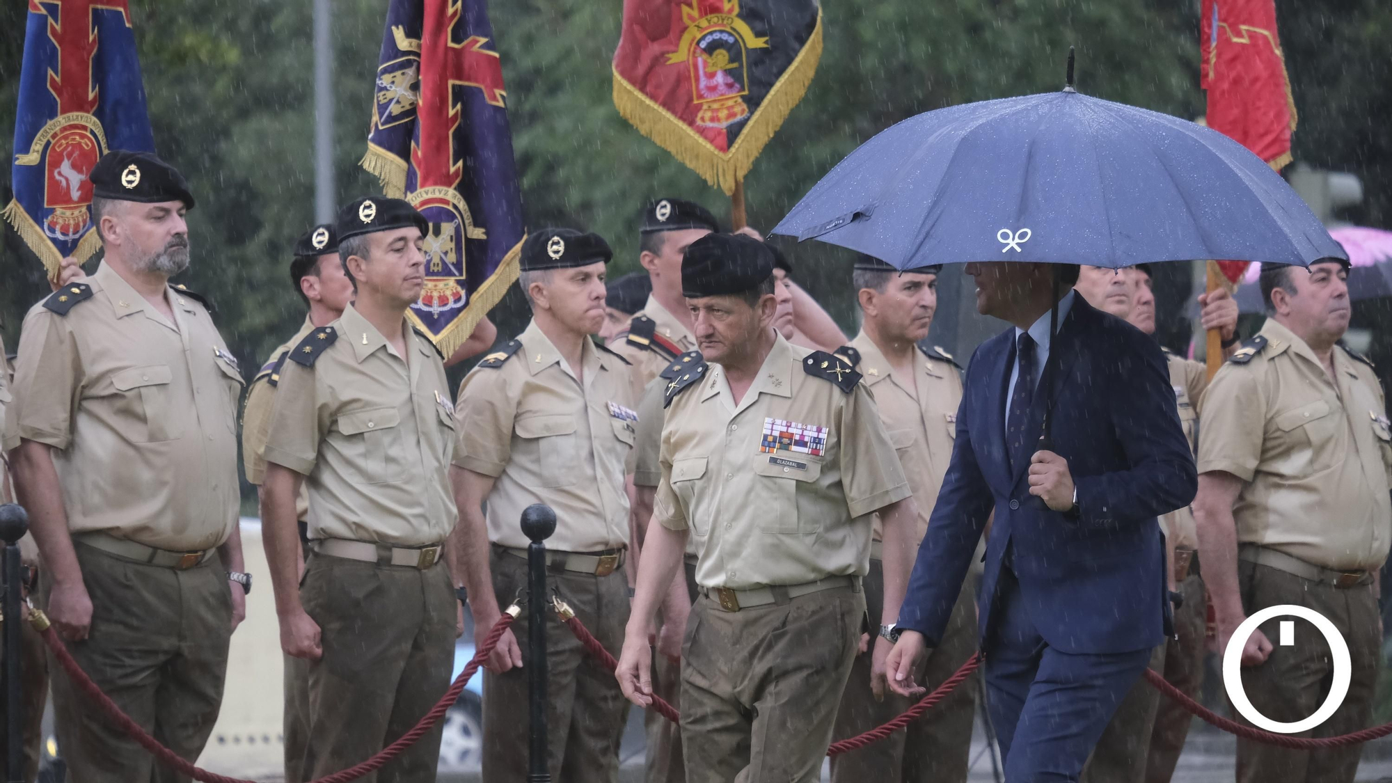 Izado de la bandera de España en la Plaza de España