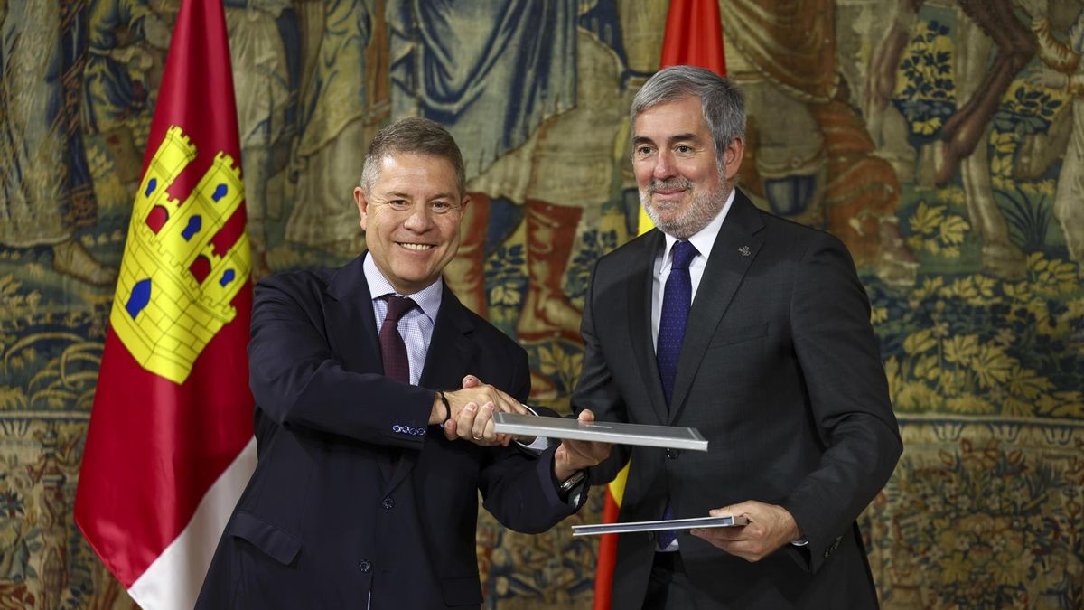 El presidente de Castilla-La Mancha, Emiliano García-Page (i) tras firmar un acuerdo con su homólogo de Canarias, Fernando Clavijo (d), este miércoles en Toledo.