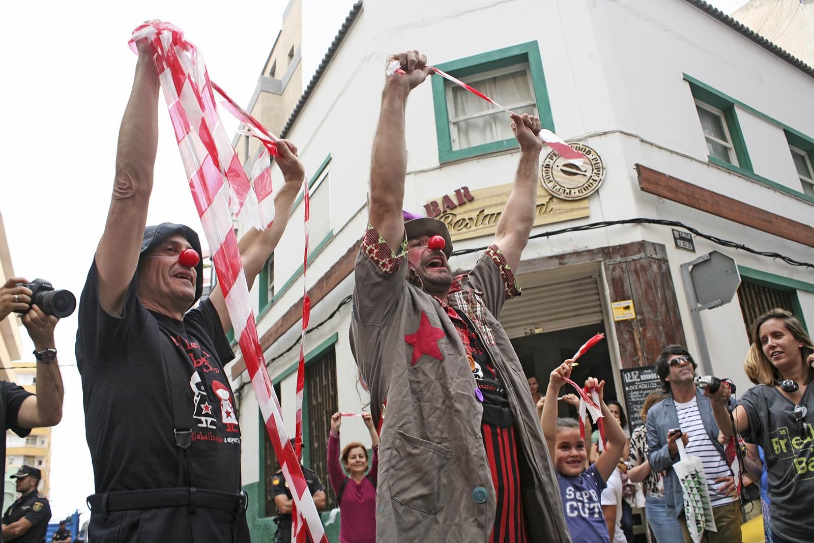 Performance frente al Consulado de Marruecos de Pallasos en Rebeldía (ALEJANDRO RAMOS)