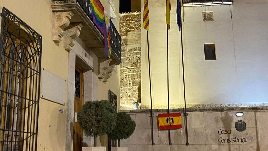 Arrancan las banderas LGTBI del Ayuntamiento de Albaida y colocan la franquista junto a las oficiales