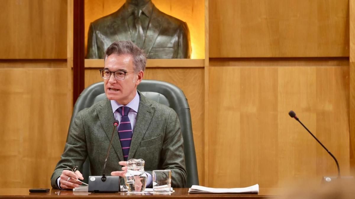 La oposición arrincona con La Romareda a Víctor Serrano, que alude a evitar "actos terroristas" para no aportar el contrato