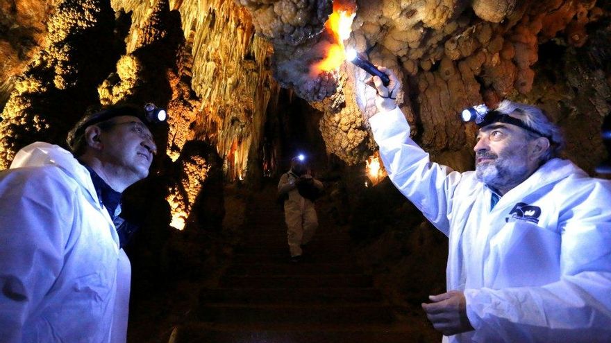 Carlos S. Campillo / ICAL El presidente de la Diputación de León, Juan Martínez Majo, durante la visita al nuevo recorrido 'Valporquero insólito', puesto en marcha con motivo del 50 aniversario de la apertura de este espacio natural al público