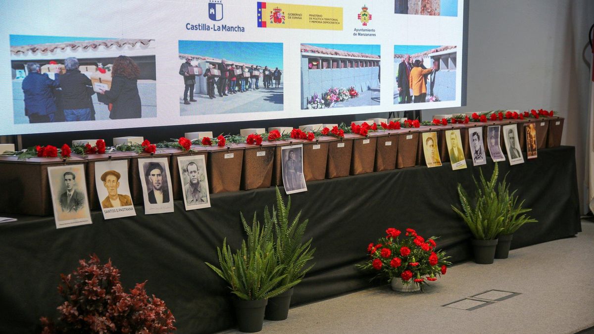 Los familiares de 21 víctimas del franquismo reciben sus restos en Manzanares