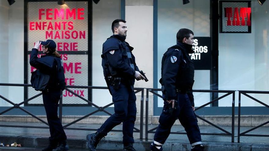 La policía desmantela un campamento de inmigrantes en París