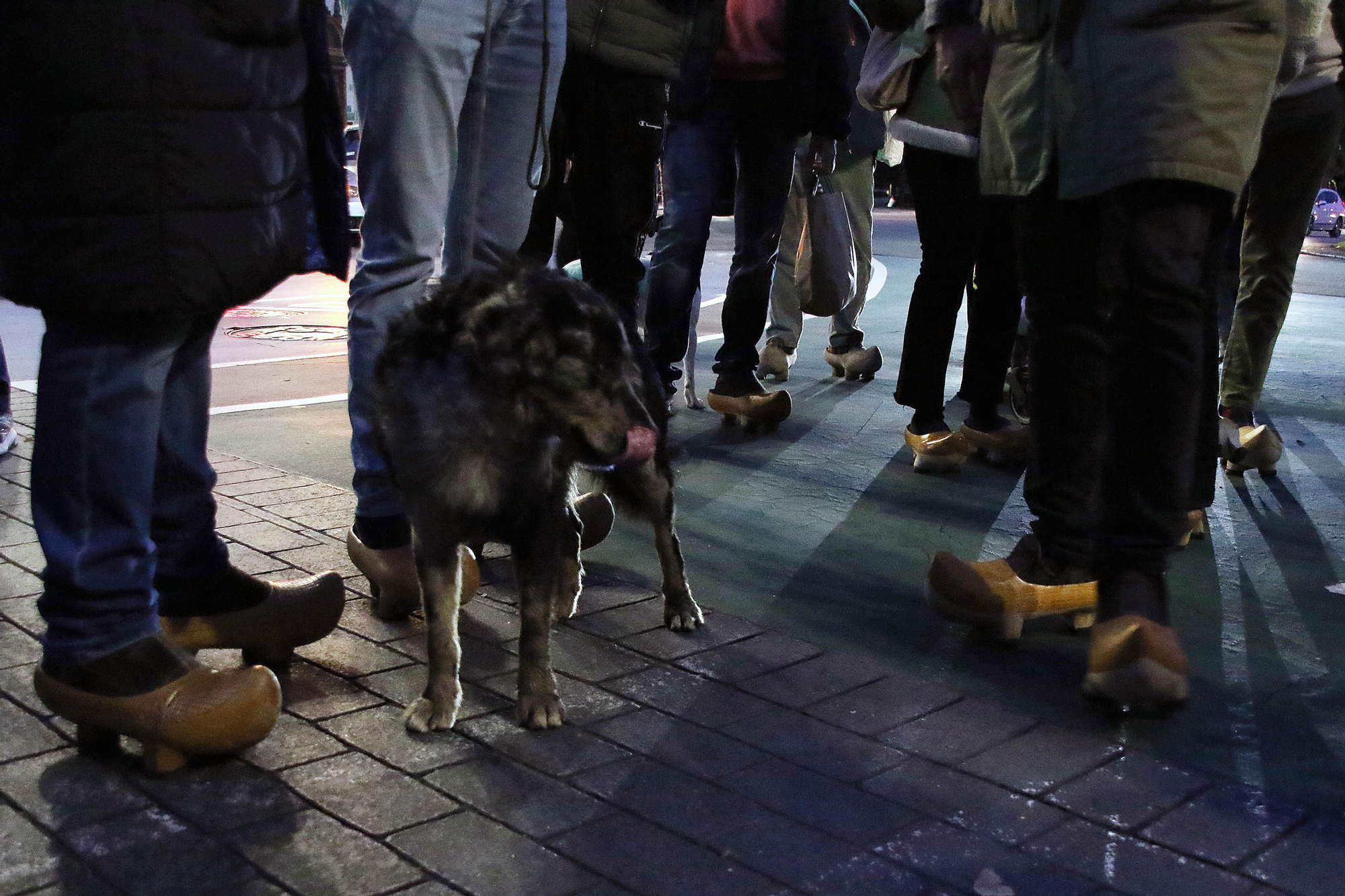 Con madreñas y a lo loco por el centro de León