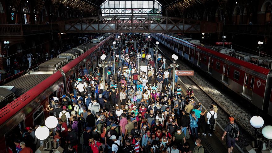 Decenas de pasajeros desembarcan del tren en la estación Luz hoy, en el centro de Sao Paulo (Brasil). EFE/Sebastiao Moreira