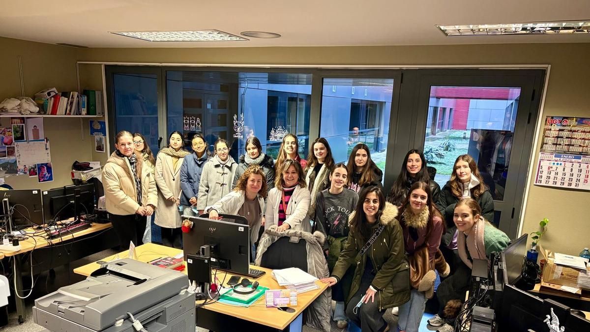 Una 'Visita STEM 360º' revela a alumnas de ESO el papel tecnológico del Hospital de León