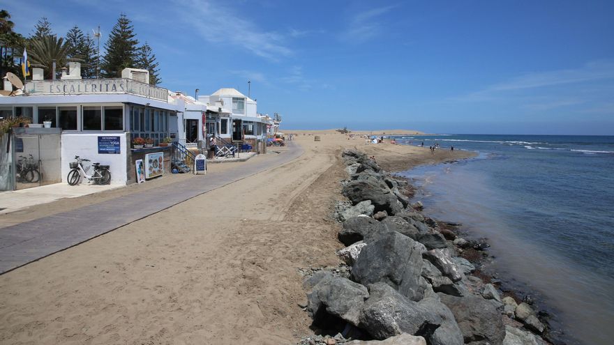 Tractores amontonan piedras durante la noche en la escollera de Maspalomas para proteger los locales del centro comercial Oasis
