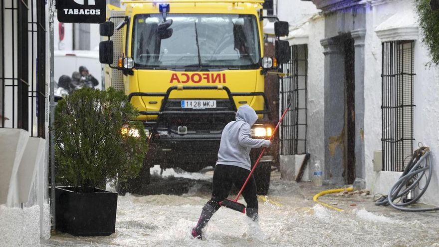 Calle inundada en Grazalema (Cádiz) debido a las intensas lluvias que se registran este miércoles en la localidad gaditana