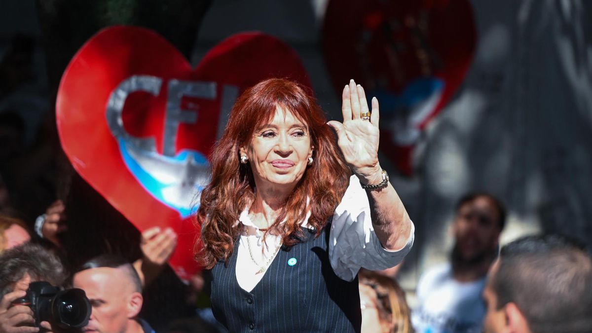 Cristina Fernández de Kirchner fue acompañada por manifestantes y militantes en sus traslados para declarar en tribunales de Comodoro Py.