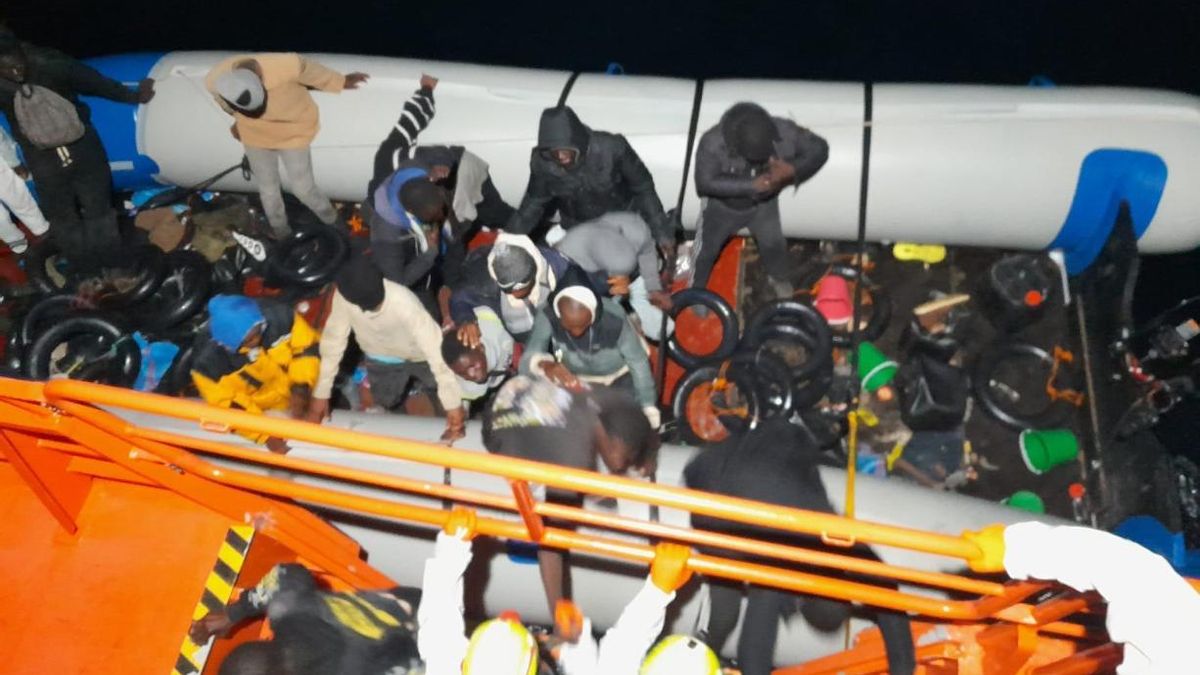 Salvamento Marítimo rescata a 69 personas migrantes a 40 millas de la costa de Lanzarote.
