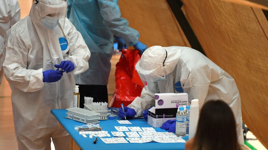 Personal sanitario realiza pruebas para detectar el coronavirus. EFE/J.Casares/Archivo