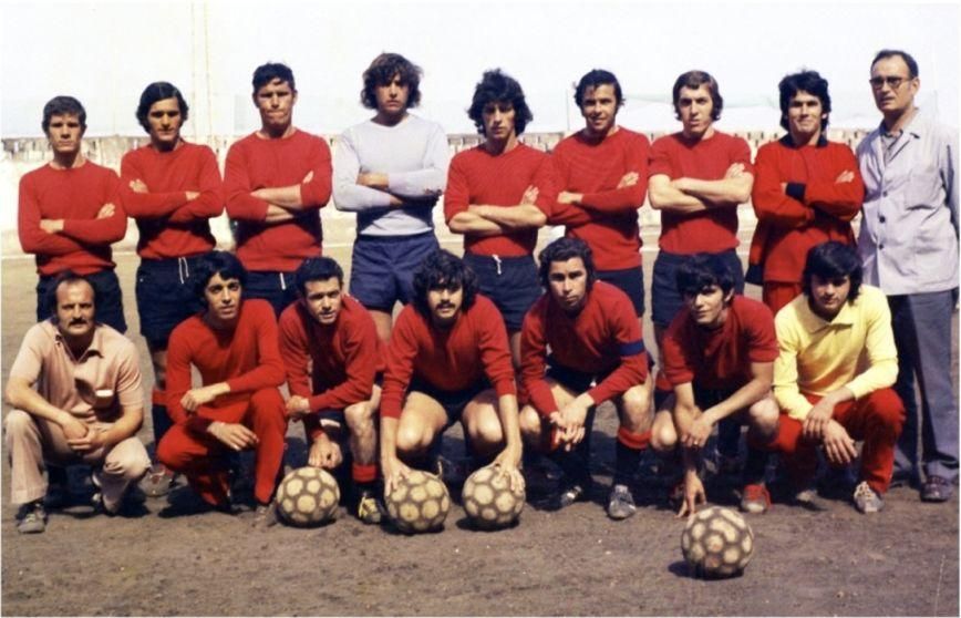 Don Ramón con el equipo de fútbol de sus amores, el CD Mensajero, del que fue jugador, entrenador y presidente.