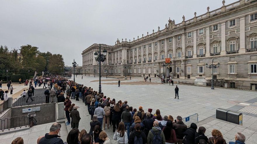 La gente espera a las afueras del Palacio Real