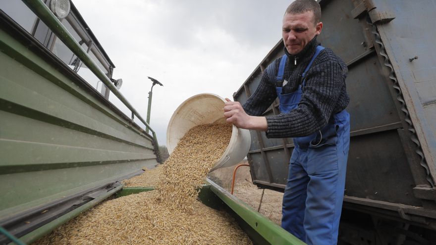 Imagen de archivo de un agricultor ucraniano. EFE/EPA/SERGEY DOLZHENKO