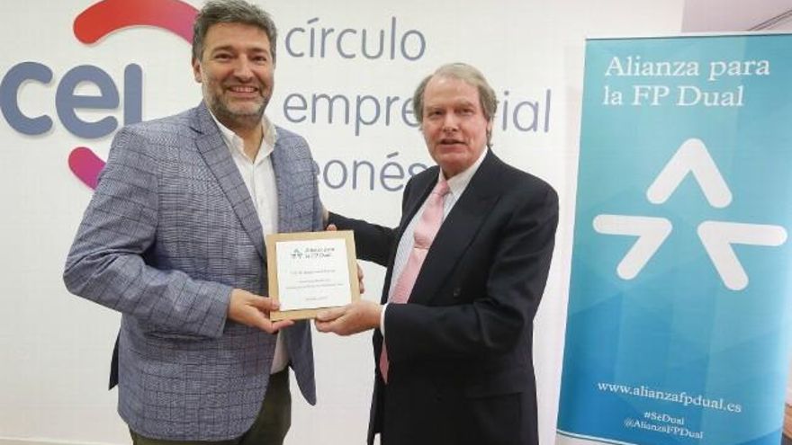 Carlos S. Campillo / ICAL El Círculo se suma a la Alianza para la FP Dual. En la imagen, el presidente del CEL, Julio César Álvarez (I) y el vivepresidente de la Fundación Bertelsmann, Francisco Belil (D).