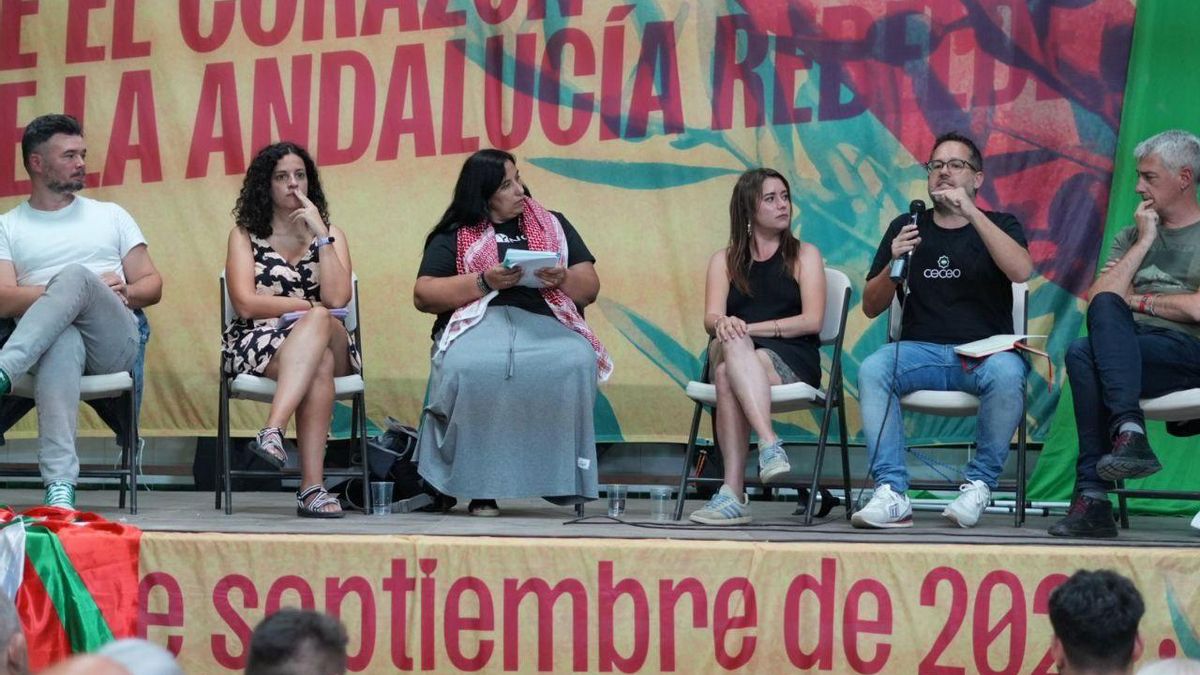 José Ignacio García, de Adelante Andalucía, junto a Gabriel Rufián (ERC), Óskar Matute (Bildu) y otros dirigentes de partidos soberanistas en la Escuela de Otoño de Adelante en 2024.