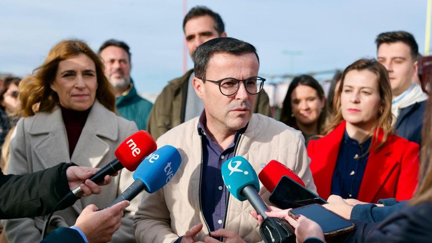 Miguel Ángel Gallardo atiende a los medios en Badajoz.