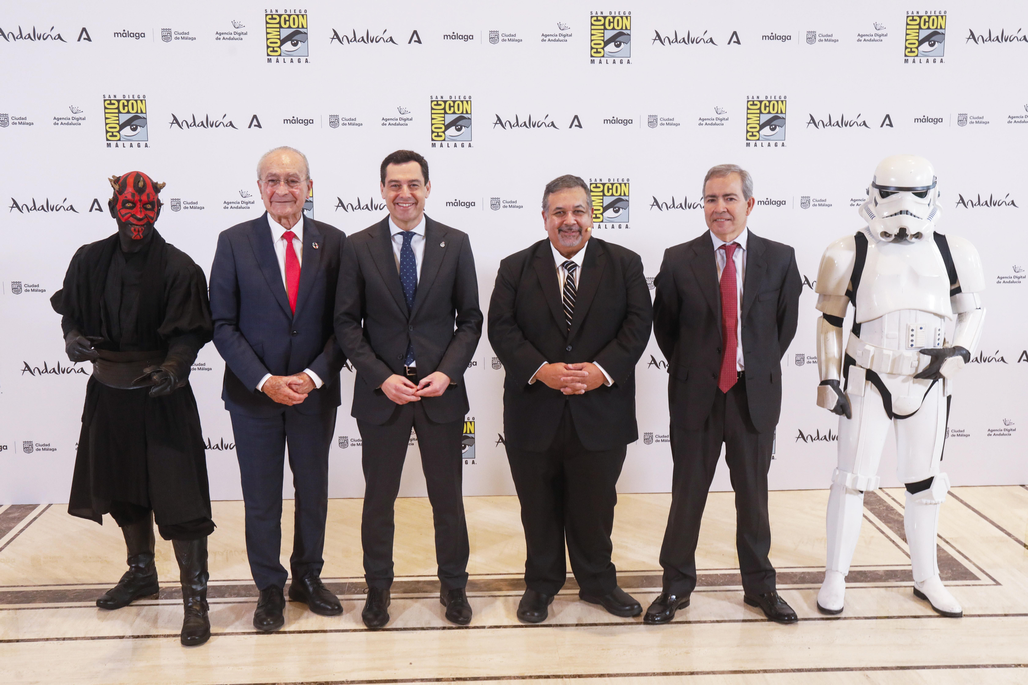 El alcalde de Málaga,el presidente de la Junta, David Glanzer, director de Comunicaciones y Estrategia de Comic-Con Internacional, Jaime López-Francos, CEO de DENTSU Spain & Portugal,  flanqueados por personajes de Star Wars