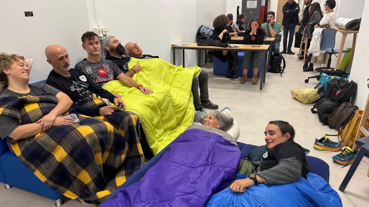 Delegados y delegadas de la CIG se preparan para pasar la noche en el IES Valle Inclán de Pontevedra. Desde allí saldrá este miércoles la manifestación hacia la delegación de Educación