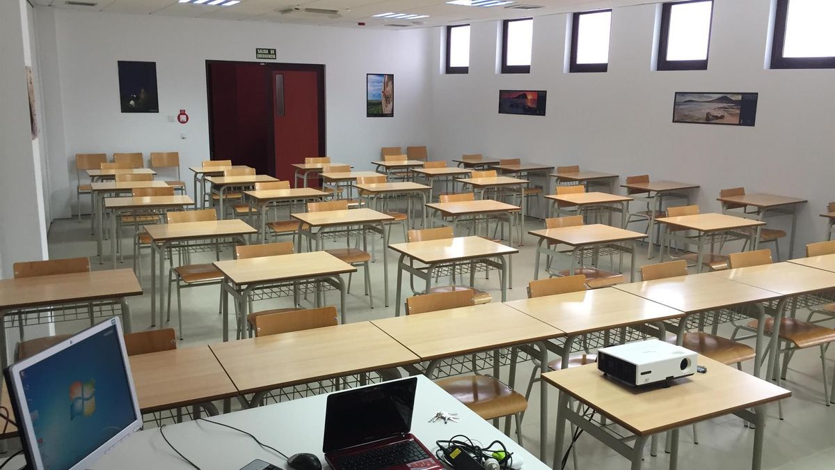 El consejero de Educación cree que el abandono escolar temprano se debe a la "necesidad" de trabajar por la "situación familiar"