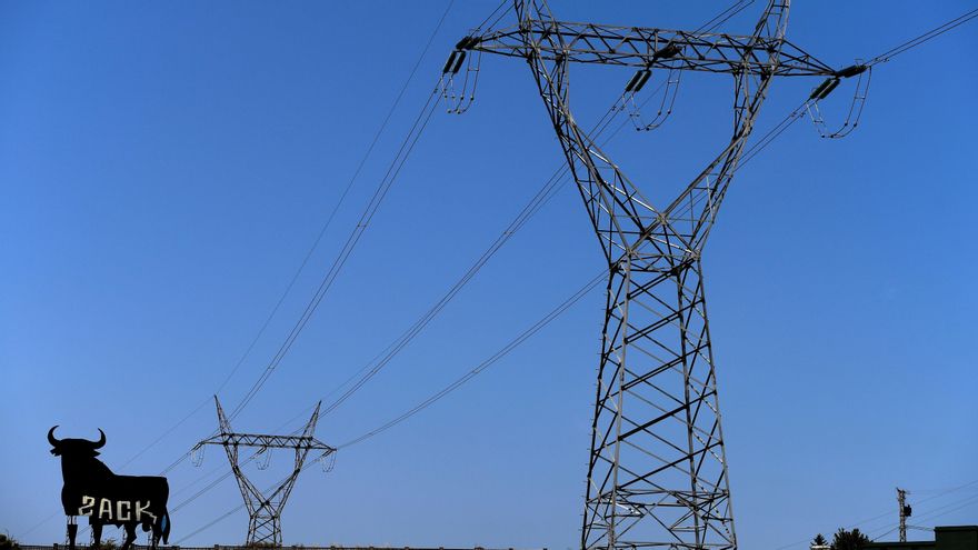 Torretas de alta tensión en una fotografía de archivo.