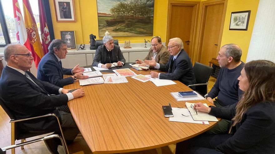 Reunión de la Asociación Autovía León-Bragança con el director general de Carreteras de la Junta, Jesús Félix Puerta.