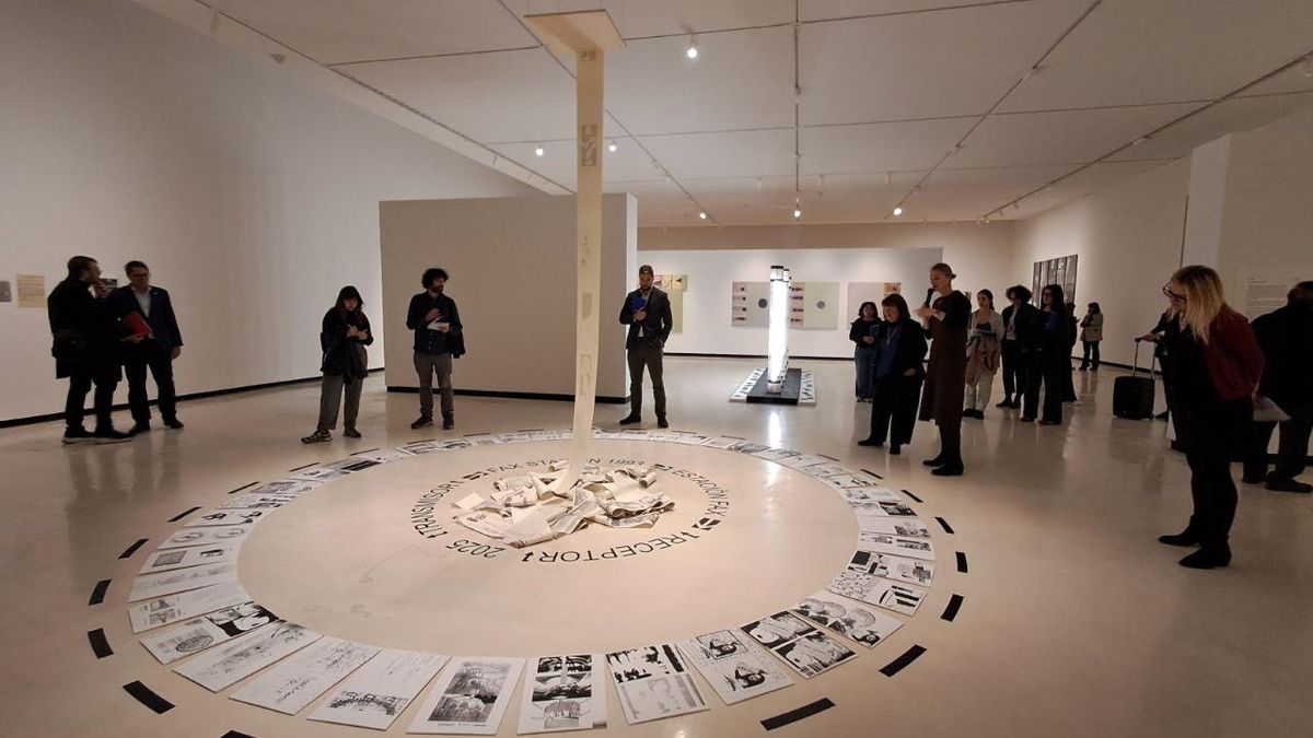 Instalación realizada por la artista Marisa González con obras realizadas con fax y fotocopiadoras